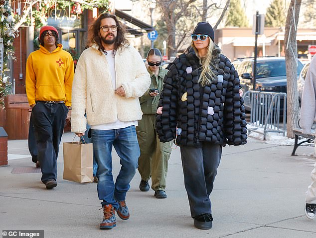 Tom looked just as relaxed but contrasted with his Victoria's Secret angel wife and opted for a pair of blue jeans and a white T-shirt under a white fleece.