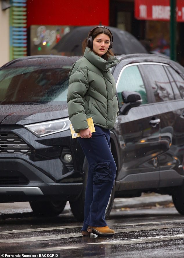 The daughter of Katie Holmes and Tom Cruise did not miss a refreshing coffee stop on her way out as she seemed to be running some errands