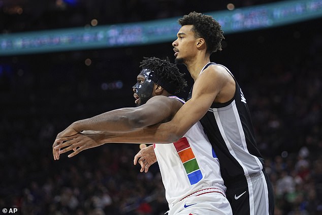 Embiid's outburst was unleashed when he received a penalty for a foul on Victor Wembanyama.