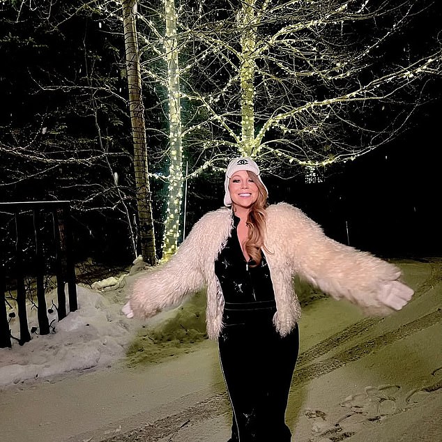 1735097203 580 Mariah Carey enjoys last minute holiday shopping in Aspen and shows