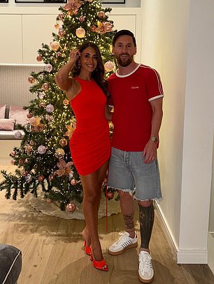 Lionel Messi posed with his wife Antonela Roccuzzo on social networks