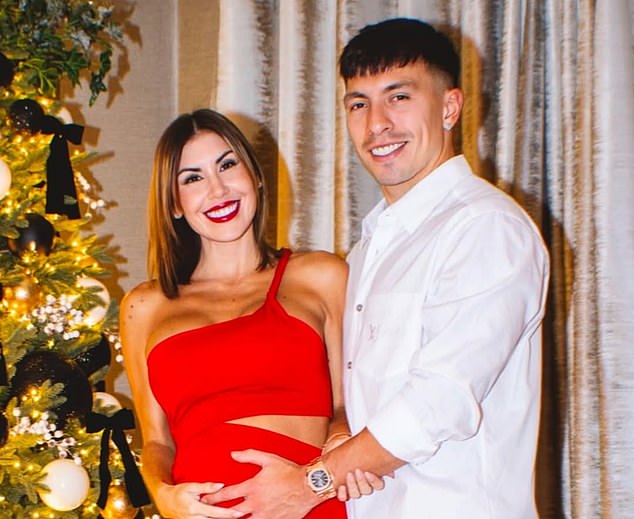 Lisandro Martínez's partner, Muri López Benítez, is pregnant but still found time for a photo