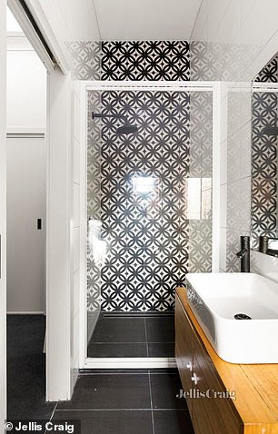 The black and white tiles continue into the private and family bathroom, creating a cohesive aesthetic.