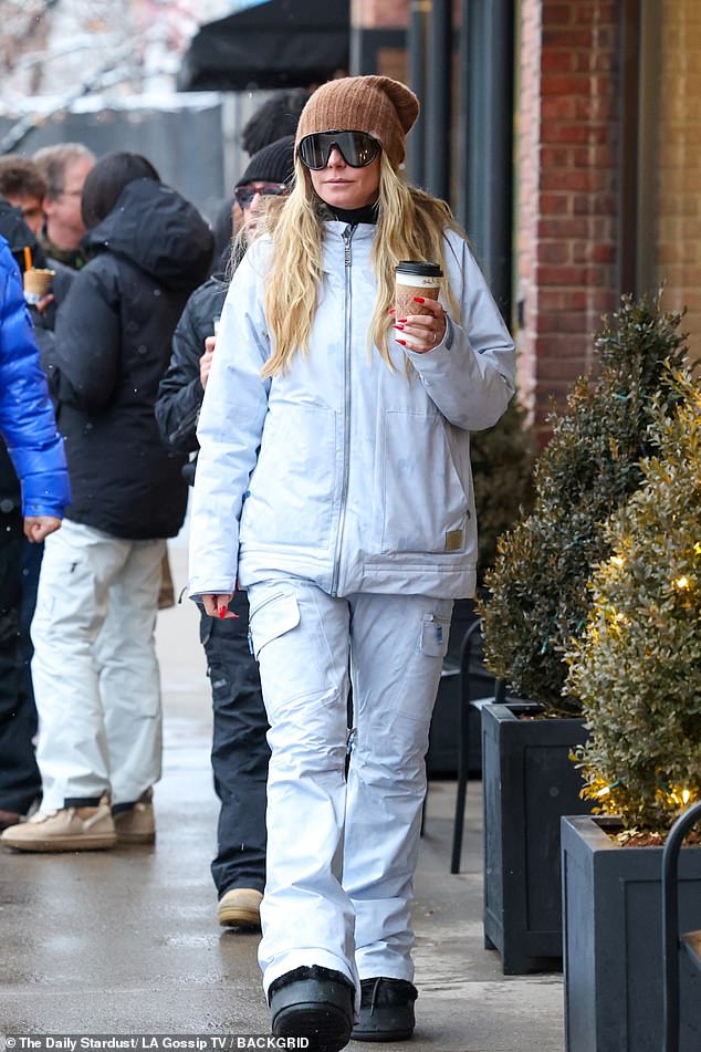 The 51-year-old supermodel wore a stylish light blue snowsuit, a brown beanie and snowboard goggles as she strolled through the celebrity hotspot.