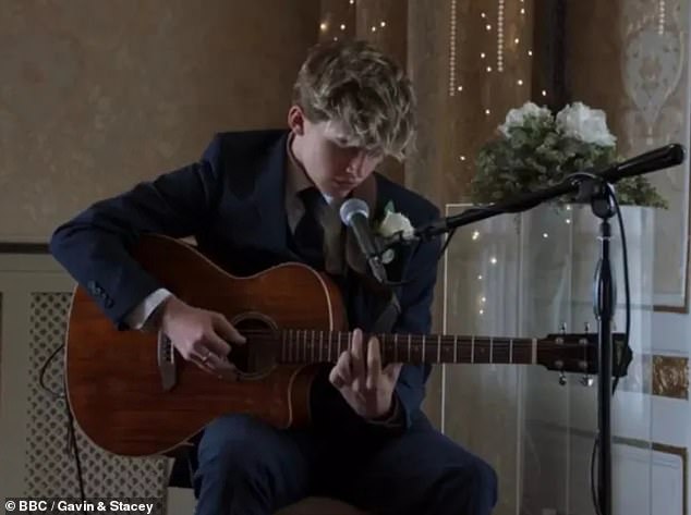 Oscar showed off his musical skills in the long-awaited finale as he sang a beautiful rendition of The Beatles' Blackbird in the wedding scene.