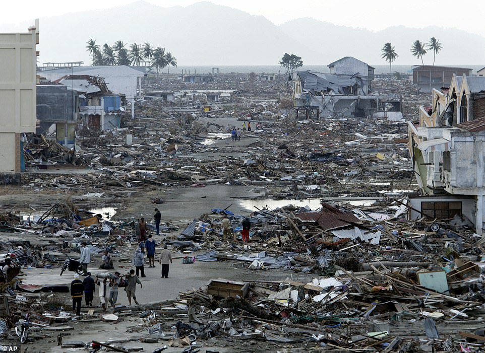 Tsunami survivors rummage through the rubble in the commercial area of ​​Banda Aceh, the capital of Aceh province in northwestern Indonesia, in this December 31, 2004 photo