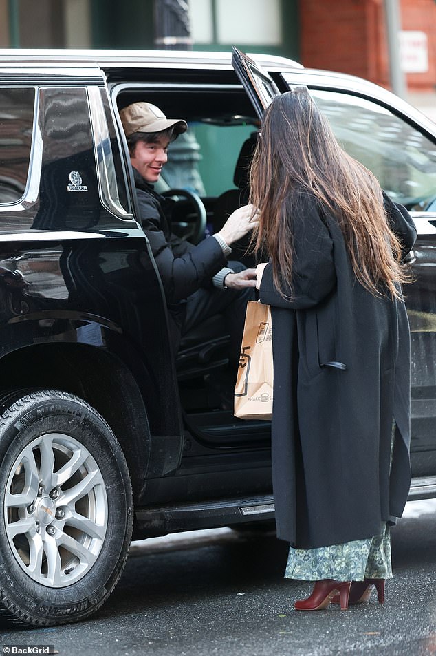 The radiant 44-year-old actress turned heads in a chic ensemble as she carried bags from Shake Shack to her car, where her fellow comedian, 42, waited with a beaming smile in the back seat.