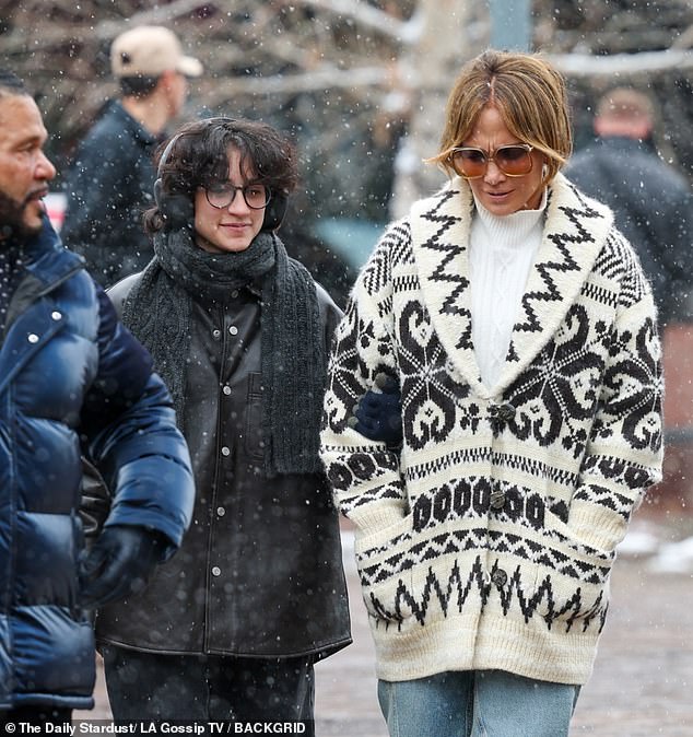 Jennifer also met with her manager Benny Medina (left), who happens to be the godfather of her two children.