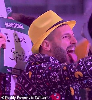 The man stood up and shouted in joy as a fan behind him hilariously held up the iconic Wayne Mardle quote 