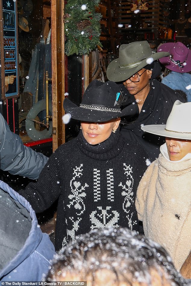 Jennifer was seen leaving Kemo Sabe wearing a stylish black cowboy hat with a silver lattice band and turquoise shaft for an extra pop of color.