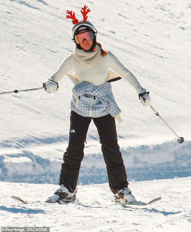 The actress wore a cream-colored thermal top and matching hairnet.