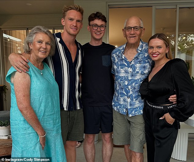 1735454256 789 Cody Simpson poses with his very attractive siblings in sweet