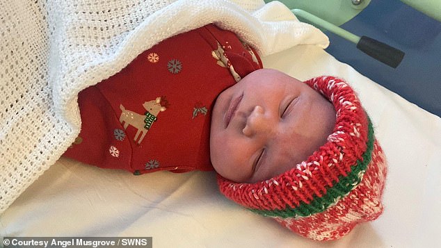 After the birth of her daughter, Angel managed to get to her mother's house, where a Christmas dinner was waiting for her with her partner, 23-year-old Zach Shawcross.