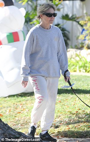 The star kept it casual in a gray long-sleeved sweatshirt and a pair of cream sweatpants.