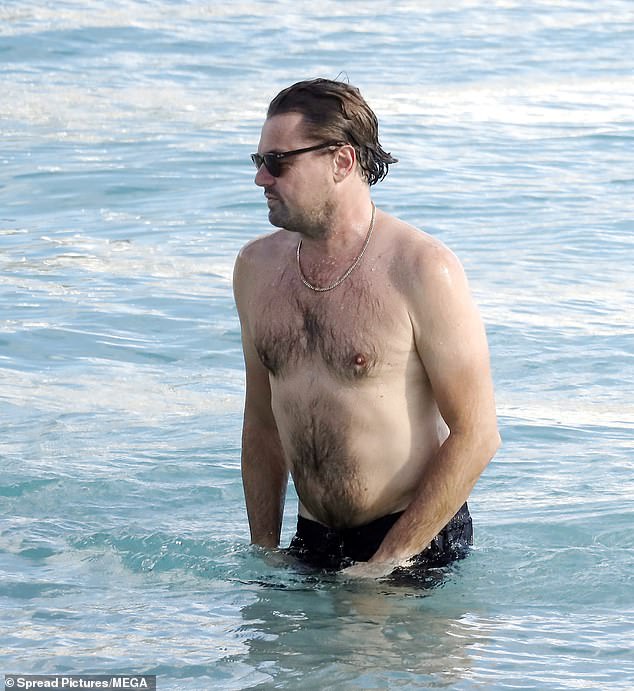 Meanwhile, Leonardo showed off his chest with a gold chain necklace and wore a black swimsuit.