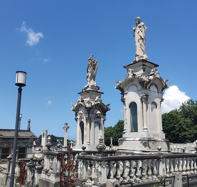 The surreal episode occurred yesterday between 1 and 3 p.m. in the municipal cemetery of La Carriona (in the photo) in the Asturian town of Avilés.