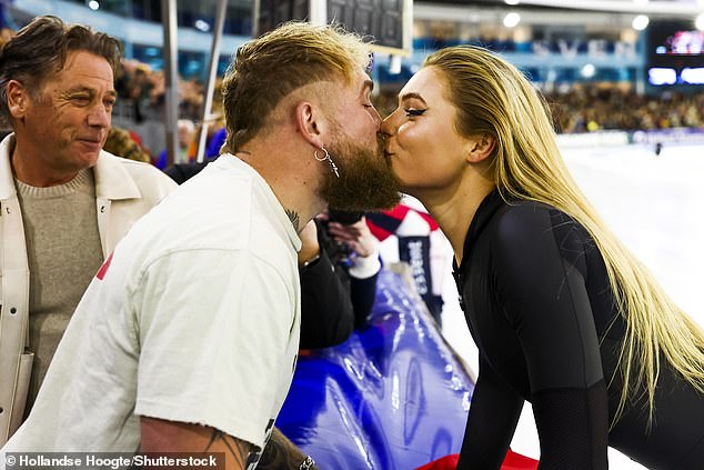 After their victory, Leerdam and Paul, who was sitting with his family, kissed.