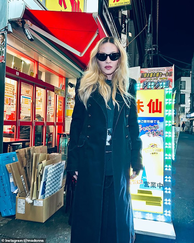 Following her gothic color palette, she also shared a photo of herself posing in front of bright LED lights in front of a store. Although it appeared to be dark, he was wearing a pair of oversized wraparound sunglasses.