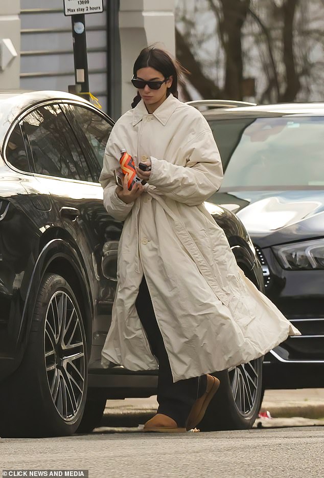 Dua, who didn't wear any make-up during the outing, was seen cruising around the Primrose Hill neighborhood in a £130,000 Porsche Cayenne Turbo.