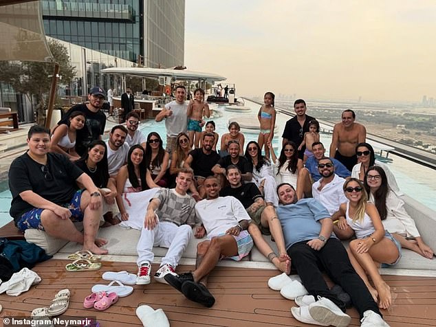 Brazilian Neymar celebrated the New Year in Abu Dhabi, where he was accompanied by friends and family.