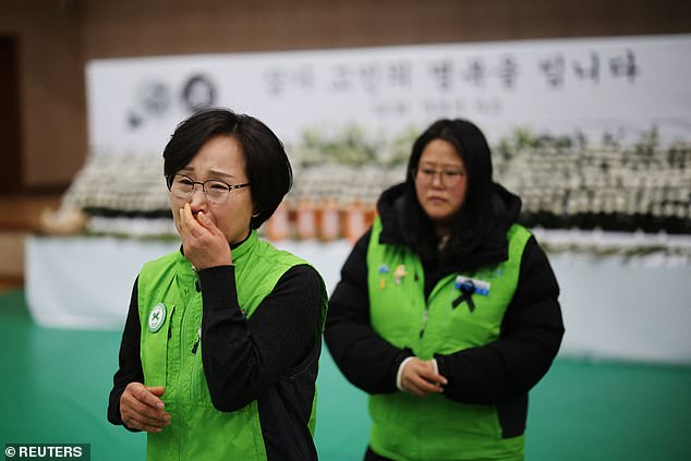 Lee Kwi-sun, who knew a government official from the Jeollanam-do Education Bureau who died in the Jeju plane crash at Muan International Airport, is seen crying at a memorial.