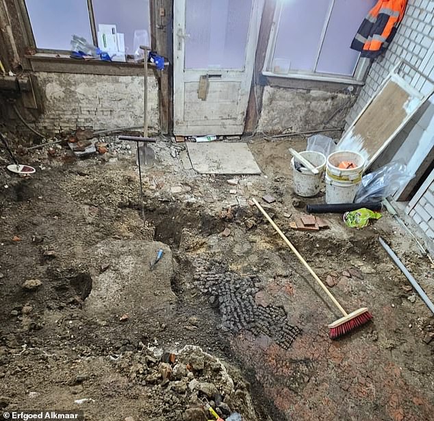 During an archaeological investigation in Achterdam, in the center of Alkmaar, archaeologists from the municipality found part of a floor made of animal bones.