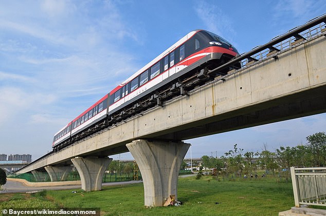 The existing Changsha Maglev line is China's second magnetic line after Shanghai Maglev. In the photo, a magnetic train from Changsha arrives at Langli Station