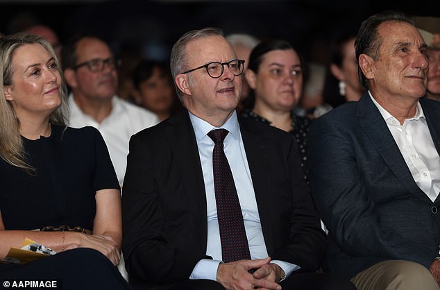 Albanese (centre) praised Darwin residents for their 