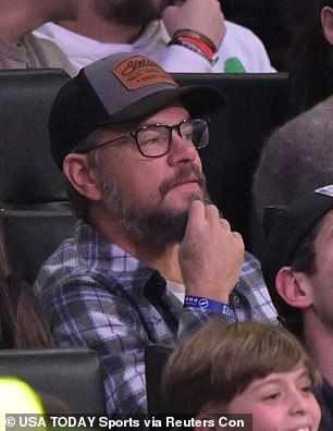 That's right, it's Matt Damon! The Mars star sported a scruffy beard and black-rimmed glasses, while wearing a casual plaid flannel shirt and hiding his handsome face under a baseball cap (seen at the Met Gala in May, right)