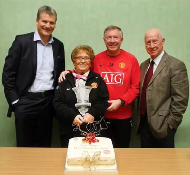 Phipps (pictured with David Gill, Sir Alex Ferguson and Sir Bobby Charlton) has died aged 85