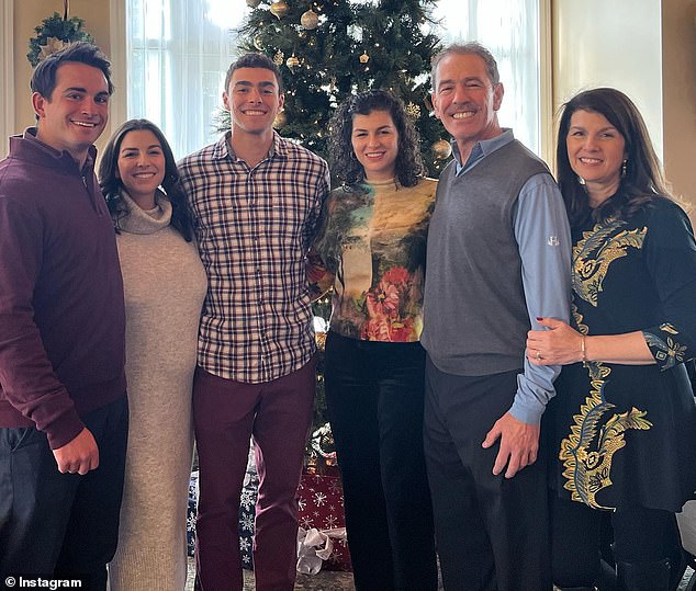 Suspected murderer Luigi Mangione (center) comes from a prominent Baltimore family. In the photo: Mangione with (L-R) brother-in-law Paul Giulio, sisters Lucia and MariaSanta, father Louis and mother Kathleen