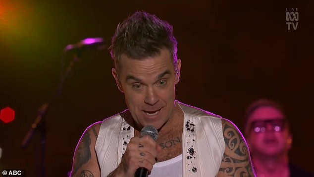 1735690358 422 Robbie Williams calls out crowd member during Sydney New Years