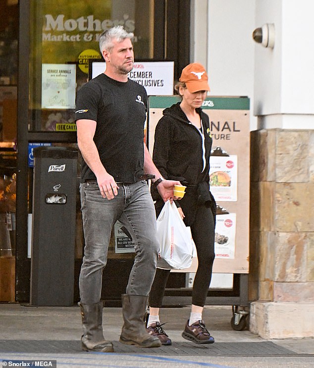 The couple was later seen purchasing some produce and a green drink at Mother's Market.