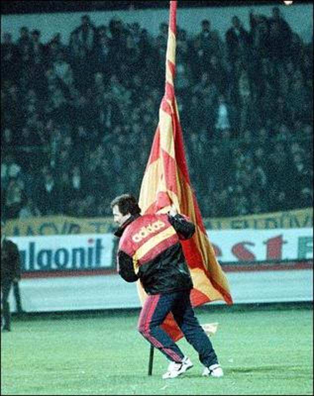 Souness risks causing a civil war by planting a Galatasaray flag on the Fenerbahce pitch in 1996