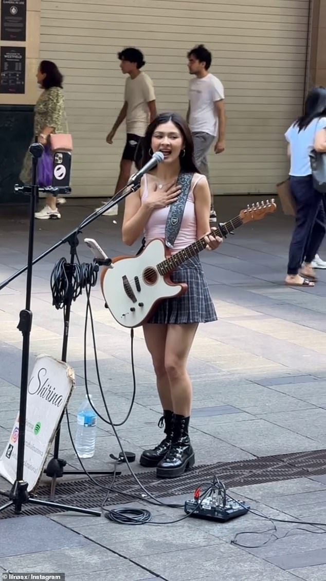 1735791456 786 Aussie busker left shocked after American music superstar gives her