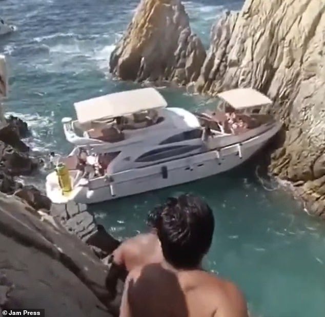 1735843116 87 Terrifying moment tourists yacht crashes into rocks and sinks during