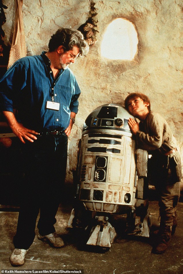 However, after selling the Star Wars rights to Disney, Lucas did not hesitate to express his discontent with The Force Awakens, the first film in the franchise after the sale; (with Jake Lloyd for Star Wars Episode I - The Phantom Menace - 1999)