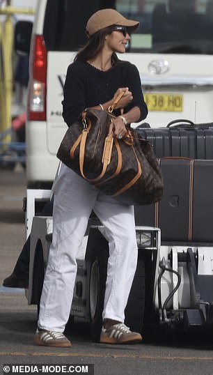 She cut a low profile while sporting a beige baseball cap and dark oval sunglasses.