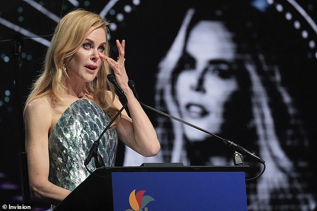 1735982141 198 Nicole Kidman breaks down in tears as she pays tribute