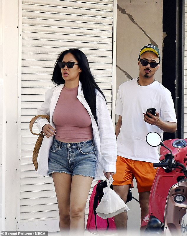 Porter rocked denim shorts, a pink T-shirt, a white button-down shirt, and sunglasses for the casual lunch.