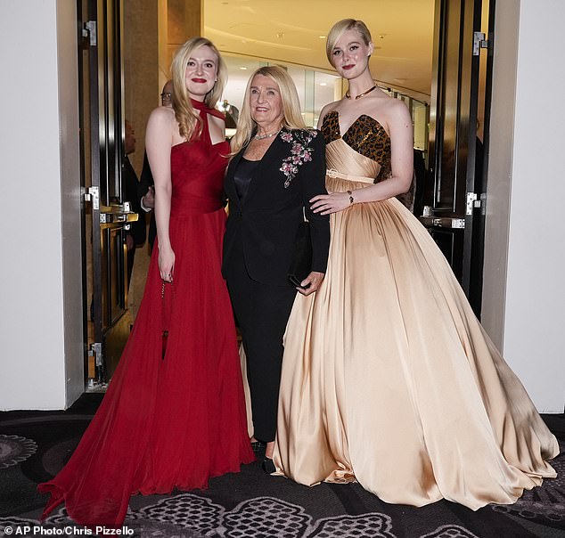 The Fanning sisters were joined on the glamorous CBS/Paramount+ broadcast by their beloved grandmother, Mary Jane Odum (M).