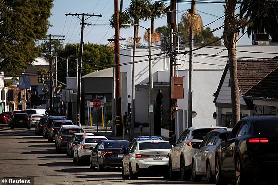 Cars line up as people evacuate due to a wildfire near Pacific Palisades, on the west side of Los Angeles, during a weather-related storm, in Los Angeles, California, January 7, 2025. REUTERS/Daniel Cole