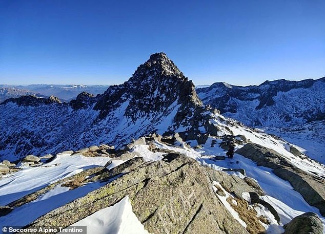 Rescue teams publish images of the search for the two missing hikers in the Dolomites.