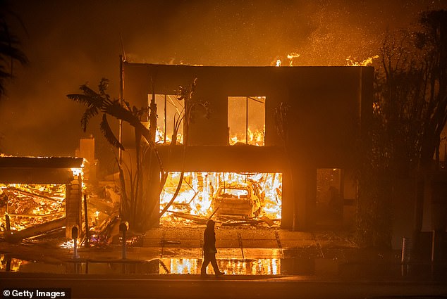 1736360457 734 Khloe Kardashian calls Pacific Palisades fires scary as fears grow