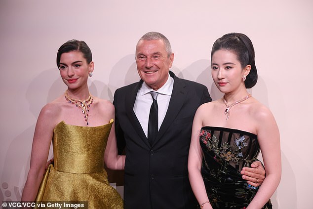 The Idea of ​​You star-producer and Liu also took a photo with Bulgari Group CEO Jean-Christophe Babin (M), who enthusiastically documented all the festivities on his Instagram account.