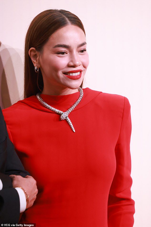 Vietnamese singer and founder of MOI cosmetics, Hồ Ngọc Hà, opted for a long-sleeved red maxi dress and a matching pout.