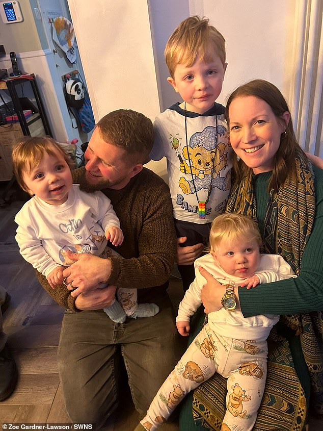 Only after a full-body CT scan did doctors confirm he had a 5cm tumor in his intestine and the head of the human resources department was diagnosed with stage four cancer. In the photo, Zoe with her husband Sam and their children Leo, Izzy and Odin.