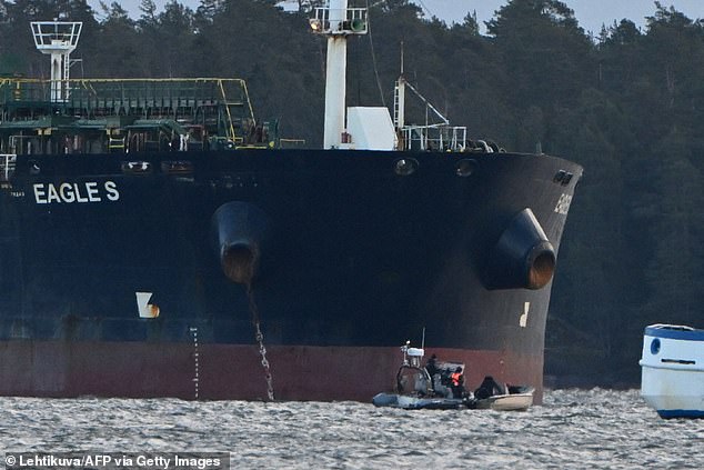 The Finnish authorities announced on January 8, 2025 that they had banned the passage of the Eagle S oil tanker, suspected of belonging to the Russian fleet. "ghost fleet" and having caused damage to five submarine cables, since navigation by "serious offenses"