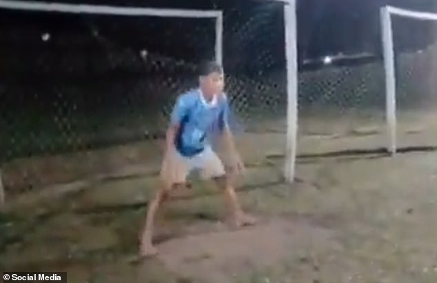 Video showed Edson Gama failing to block the first penalty and then trying to defend the second shot when the ball hit him in the chest Sunday night. The 16-year-old boy was treated by passers-by. Due to a dry river, his parents had to wait until Monday to take him to a hospital, where he arrived after 12 noon without vital signs and was confirmed dead.