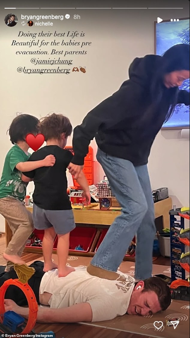 Greenberg reposted his friend Nichelle Hines' Instastory of him and Jamie distracting their three-year-old twin sons before the terrifying evacuation.